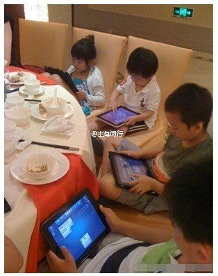 兩歲半男童沉迷iPad致高度近視，家政服務提醒家長關注兒童眼健康